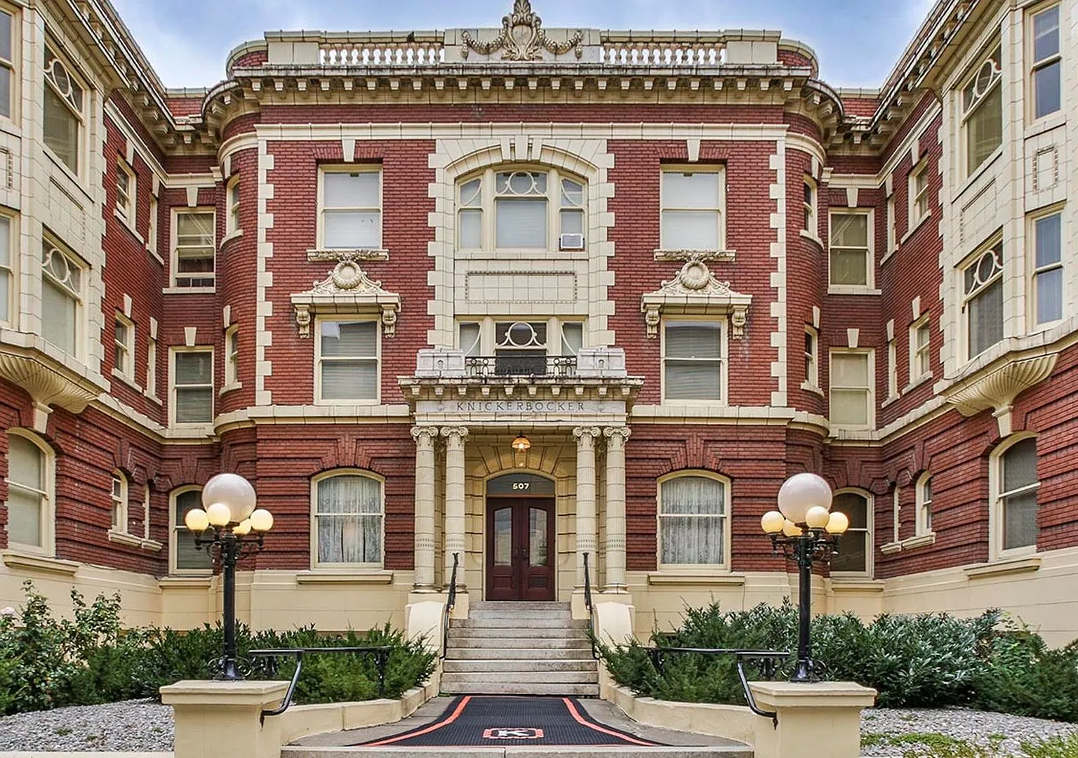 Knickerbocker Apartments — Photo 2