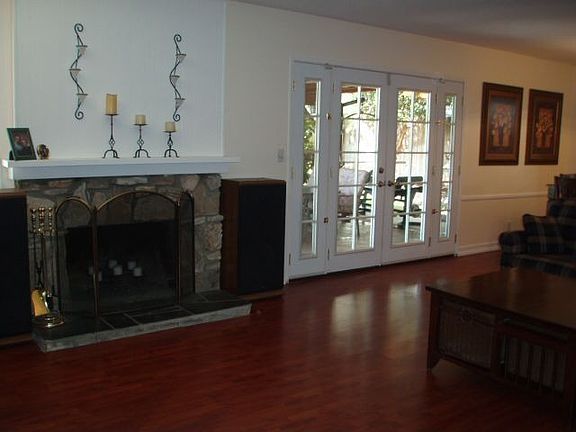 Huge Livingroom w/Fireplace!