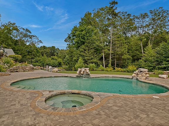 3rd image of 6 Owl Hollow Ln