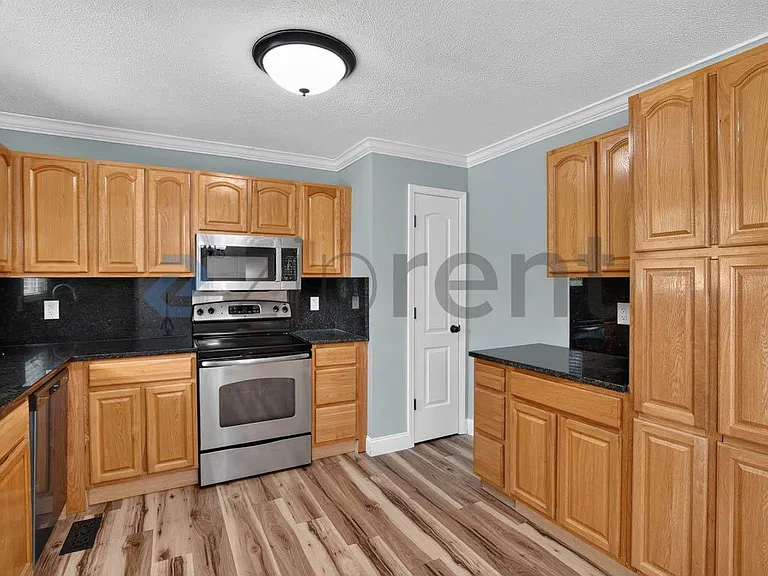 906 Diamond Cir — Photo 11