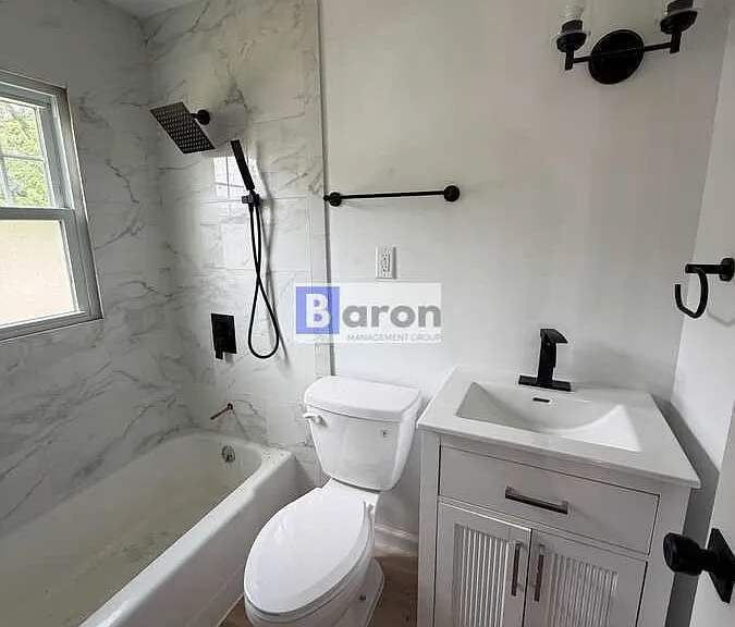 922 Oxford St — Photo 2