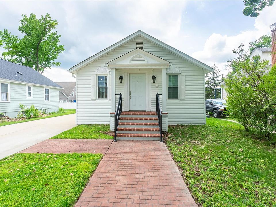 1st image of 12 Hillcrest Pl