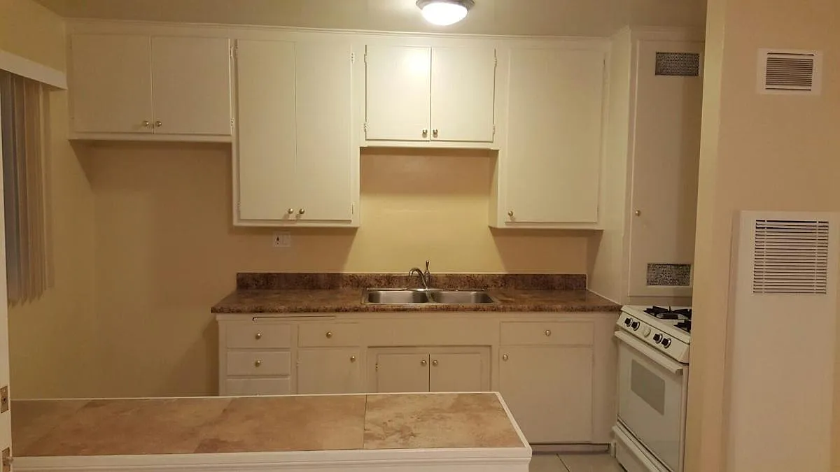 1502 East Broadway — Photo 4