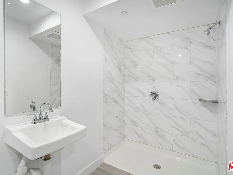 3221 W 71st St — Photo 14