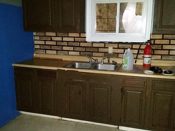 2nd image of 128 Cameron St