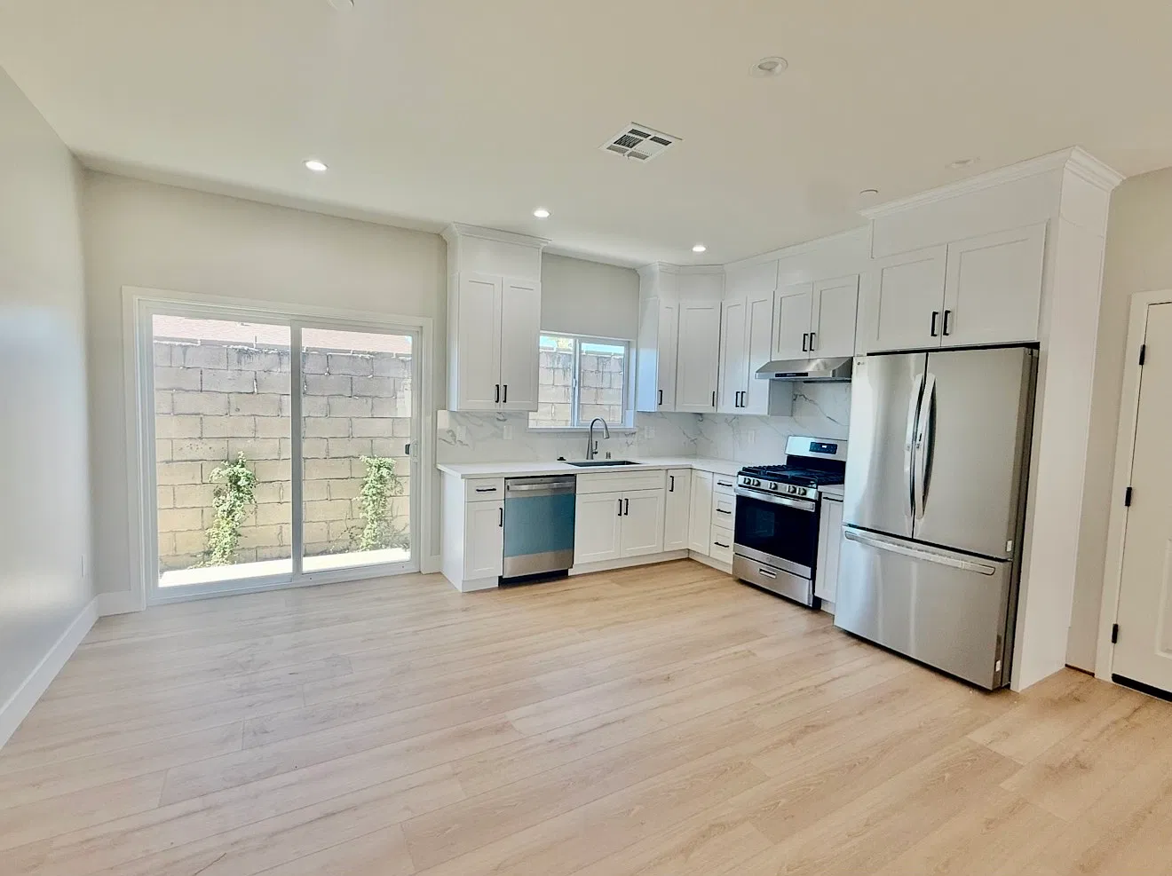 4 bed, 1200 sqft, $3,500 — Photo 3