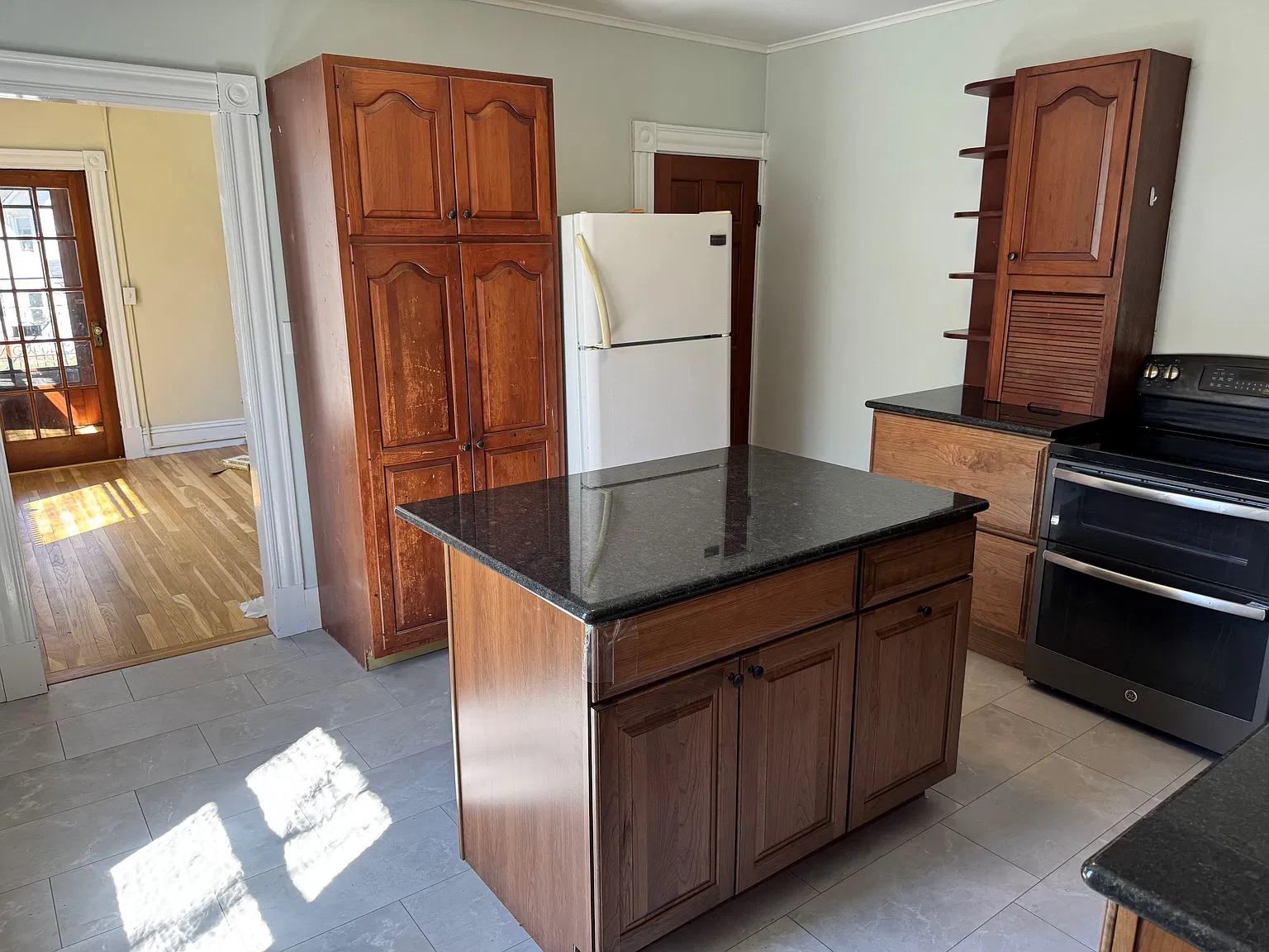 3 bed, 1200 sqft, $2,375 — Photo 2