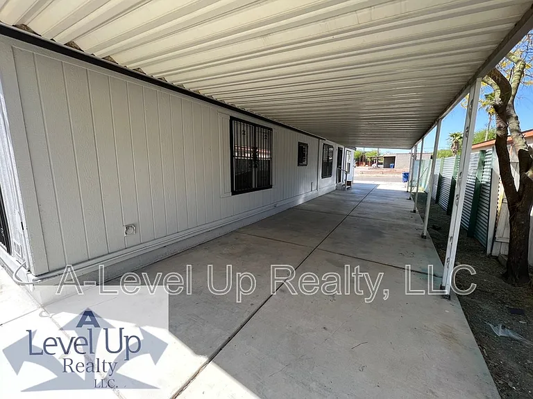 315 W Lee St — Photo 2