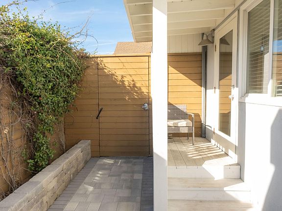 PRIVATE FRONT PORCH ENTRYWAY