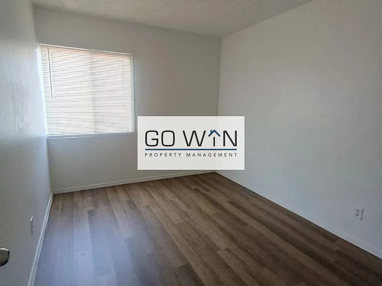 1102 W Cheryl Dr — Photo 5