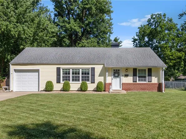 7553 Rainbow Dr, Prairie Village, KS 66208