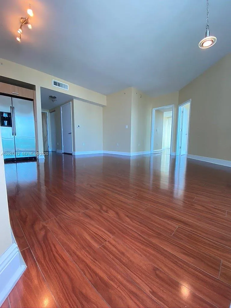 2 bed, 920 sqft, $3,300 — Photo 4
