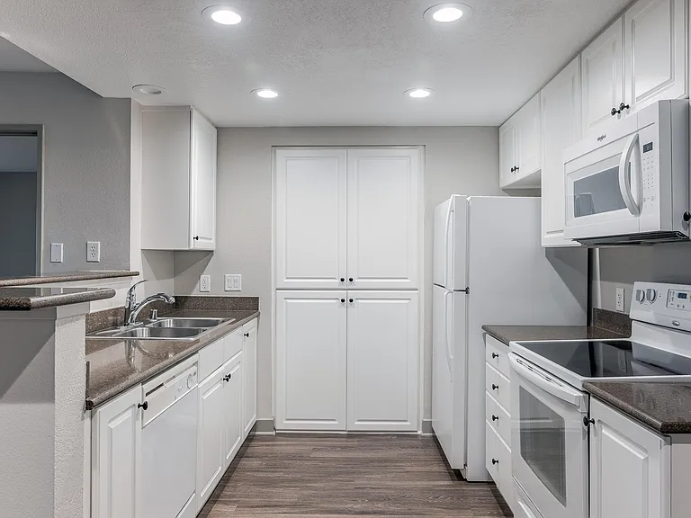 Sycamore Canyon Apartments — Photo 33