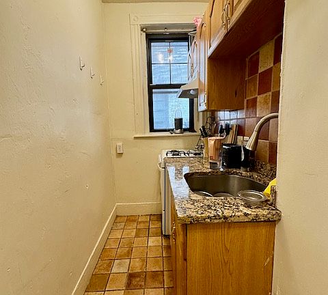 4th image of 202 Hemenway St #11