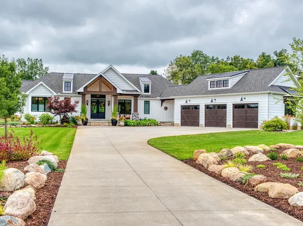 1015 Lakeside Dr, Owosso, MI 48867