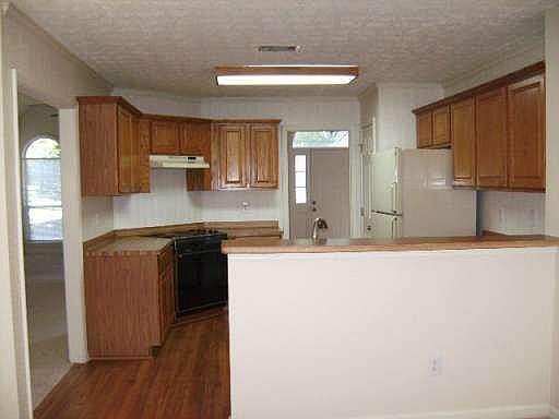 3rd image of 140 Sagamore Ct