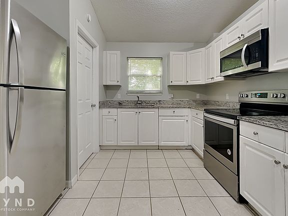 3rd image of 824 Helen St