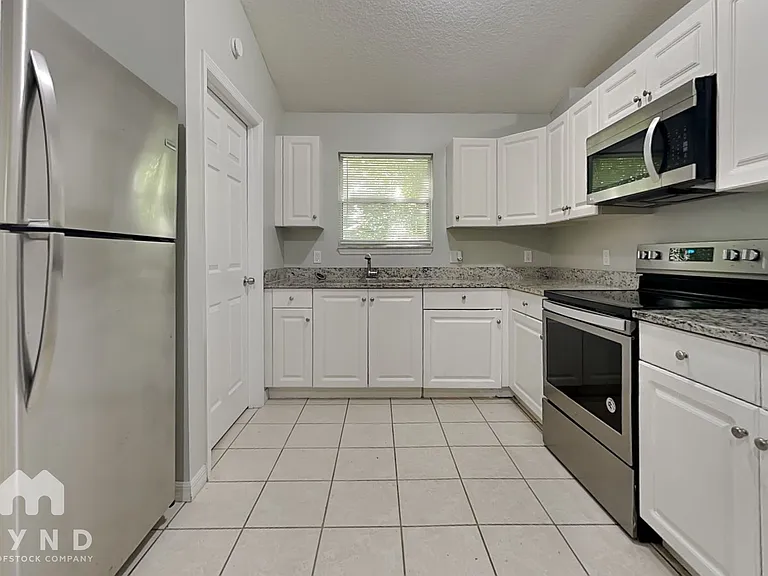 824 Helen St — Photo 3