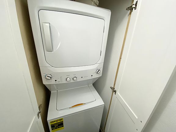 3rd image of 127 N Doheny Dr #301