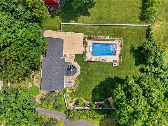 2nd image of 1609 Featherstone Dr