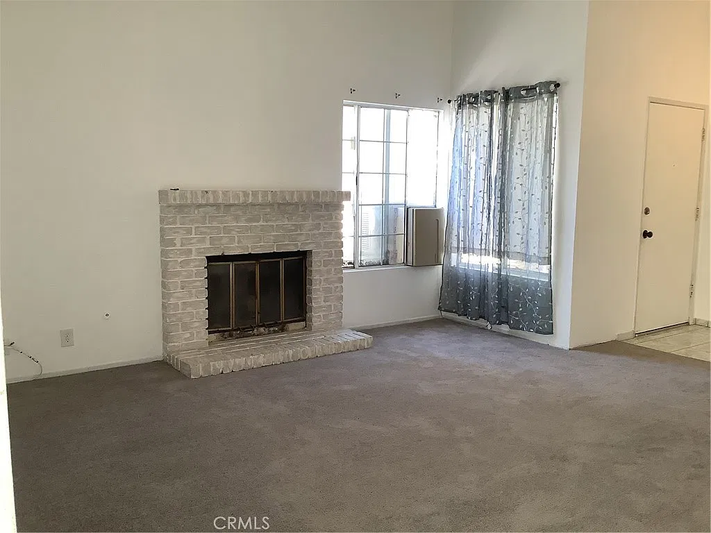 3 bed, 1320 sqft, $3,079 — Photo 3