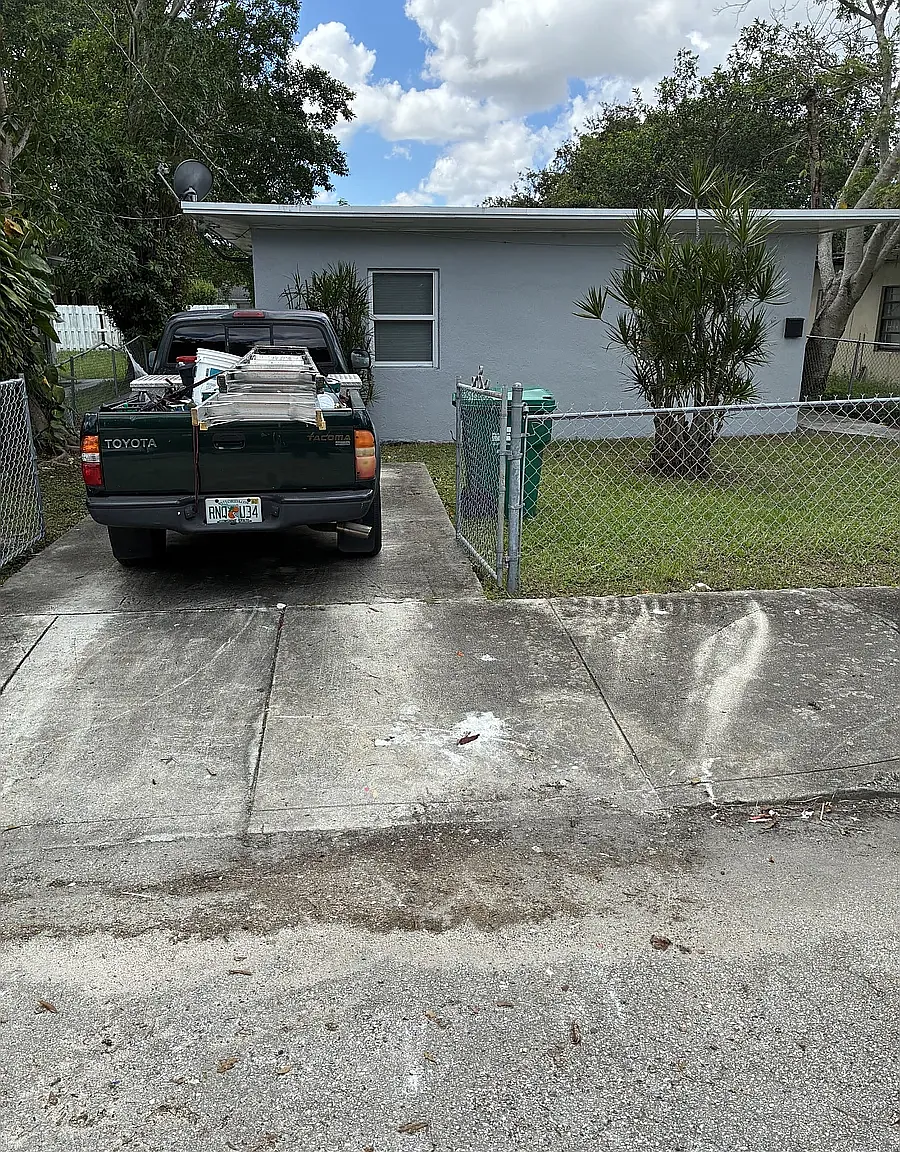 3 bed, 1000 sqft, $2,495 — Photo 1