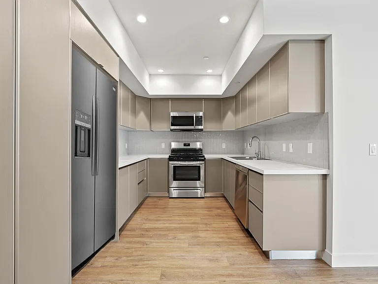Kitchens with Energy-Efficient Stainless Appliances