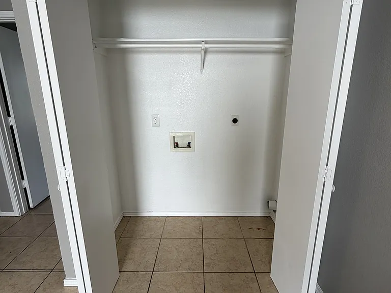 1704 Spring Rose Cir #B — Photo 5
