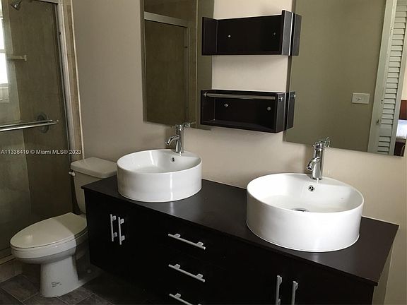 5th image of 1800 Collins Ave APT 9A