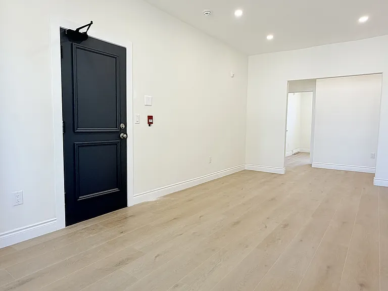 691 Ouellette Ave #4 — Photo 4