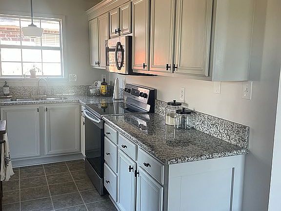 4th image of 401 Pine Valley Dr