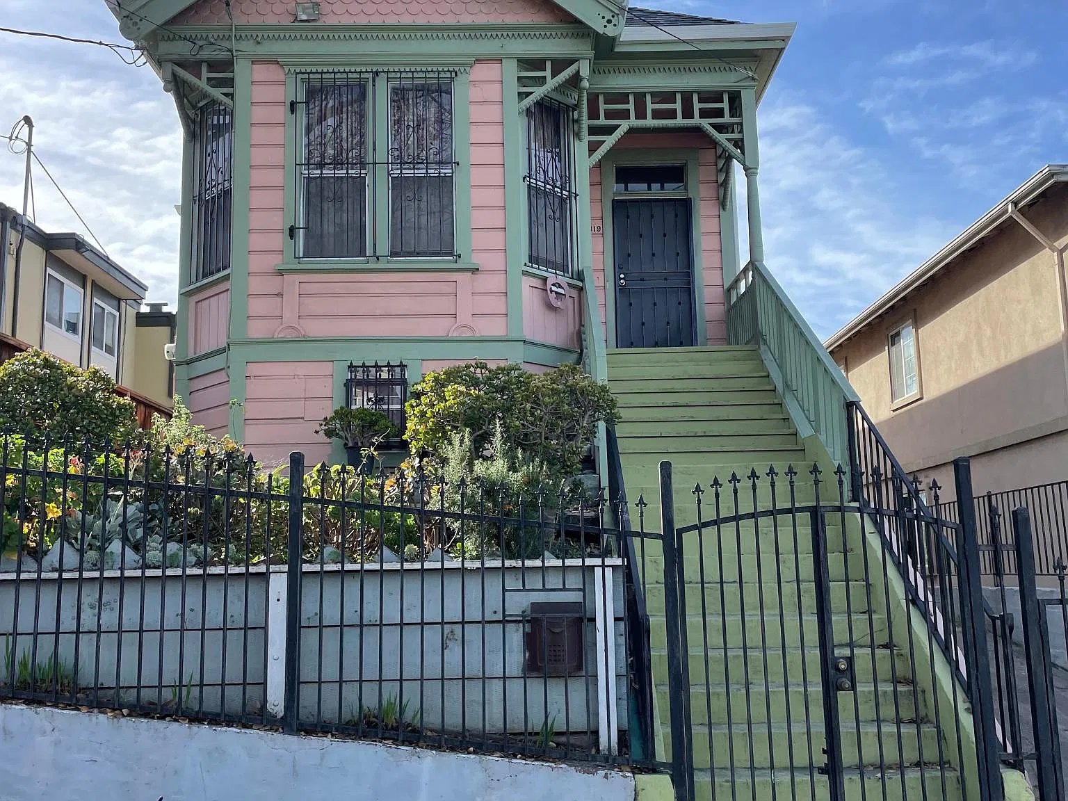 2 bed, 900 sqft, $1,600 — Photo 1