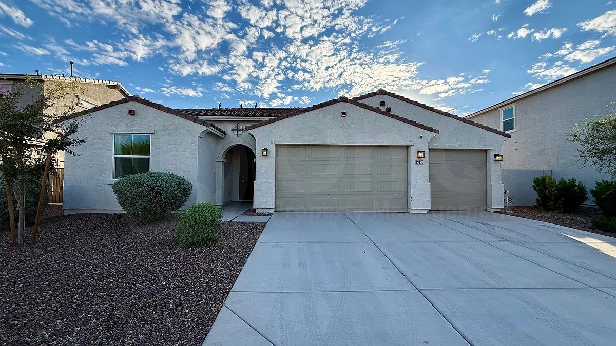4 bed, 3.5 bath, 2700 sqft, $2,400 — Photo 1