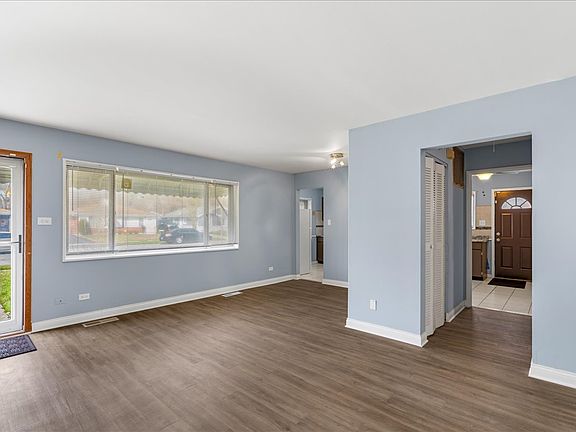 4th image of 1375 Balmoral Ave