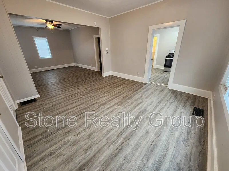 2 bed, 1.0 bath, $1,300 — Photo 2