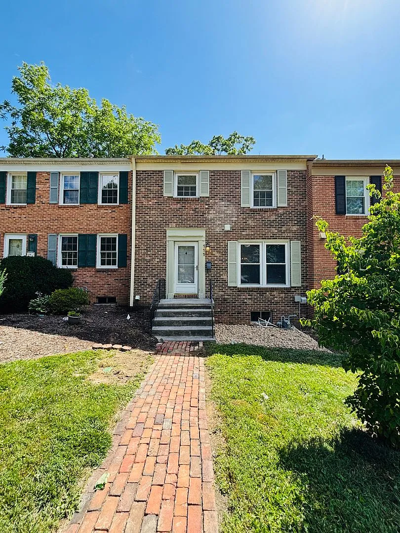 4 Bedroom 2.5 Bath Townhouse — Photo 1