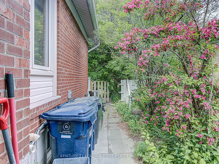 124 Haileybury Dr — Photo 33