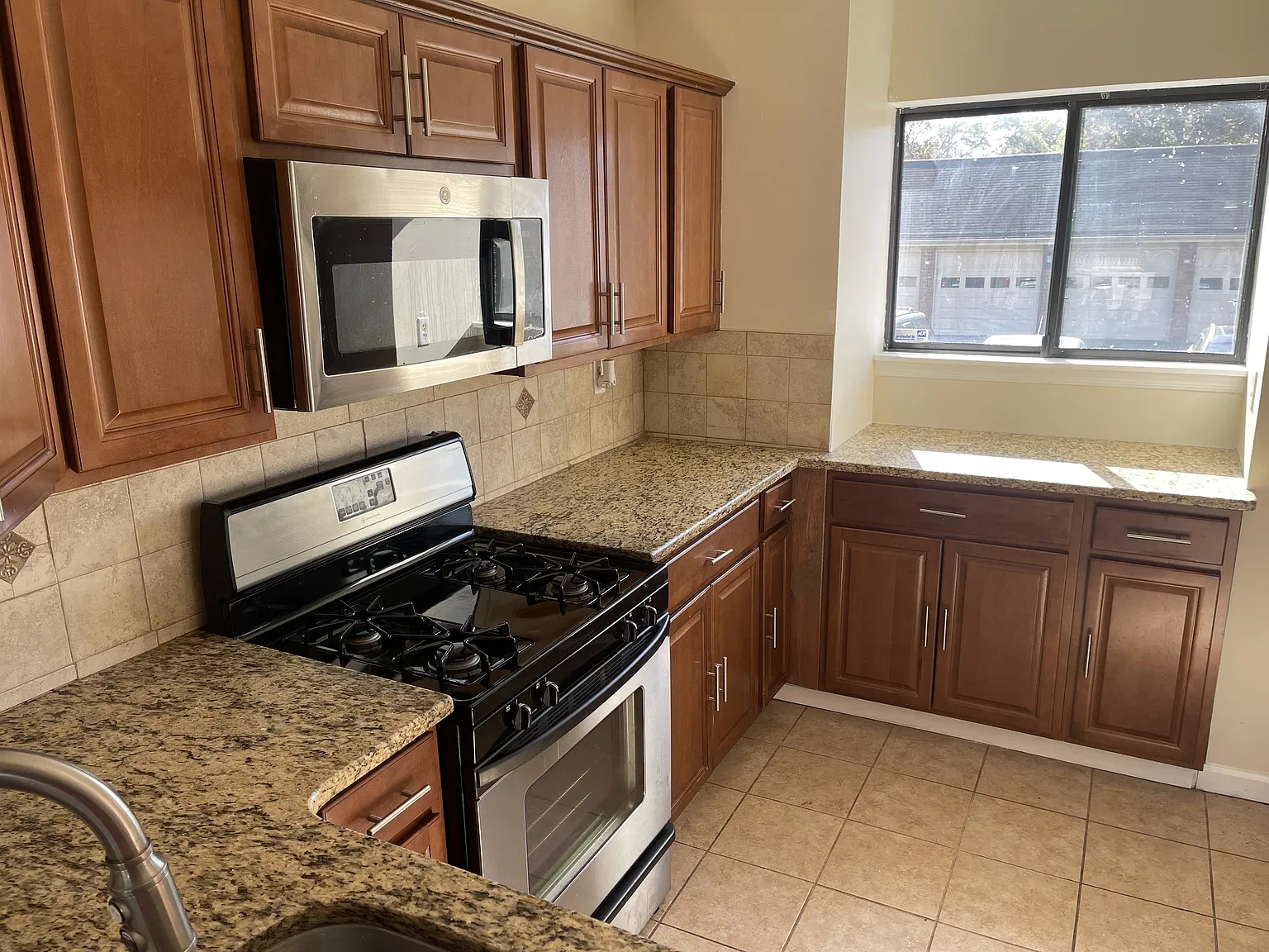 2 bed, 1.5 bath, 1278 sqft, $2,600 — Photo 2