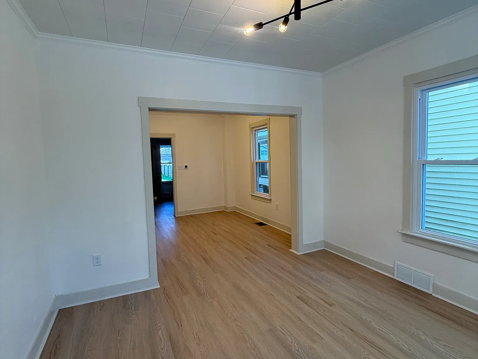 3 bed, 1296 sqft, $2,150 — Photo 3