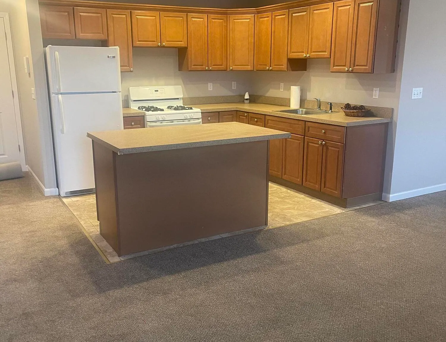 1 bed, 3664 sqft, $2,100 — Photo 3