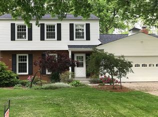 6153 Park Ridge Dr, North Olmsted, OH