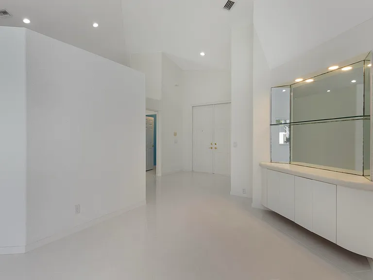 5279 Brookview Dr — Photo 6