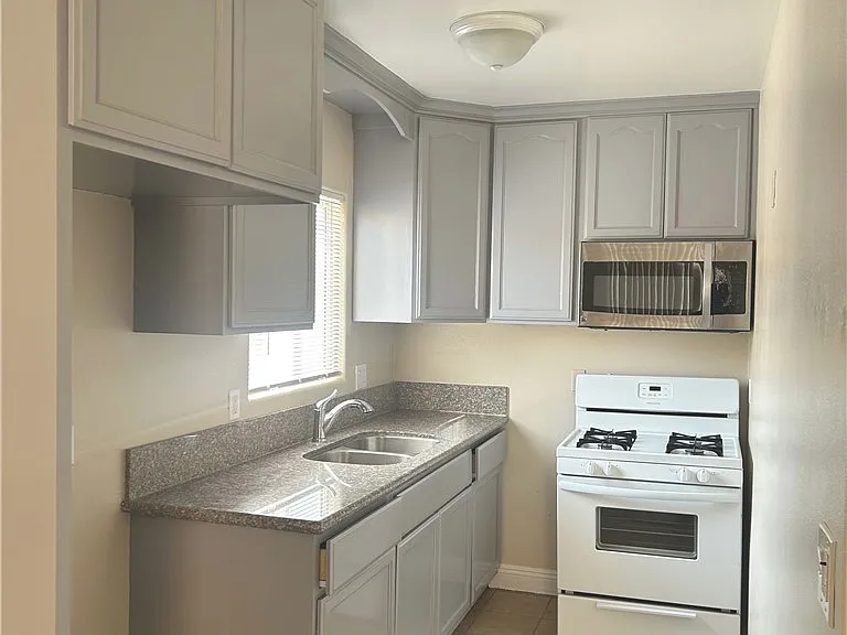 626 W 59th Pl — Photo 5