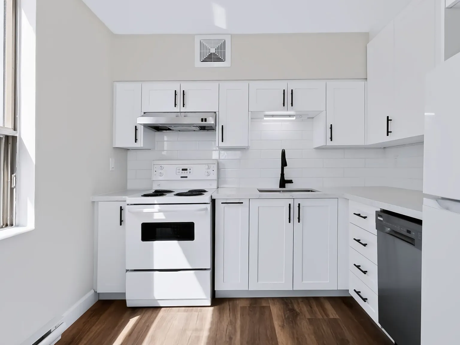 Newly Renovated 1 Bedroom - Desirable Location — Photo 2
