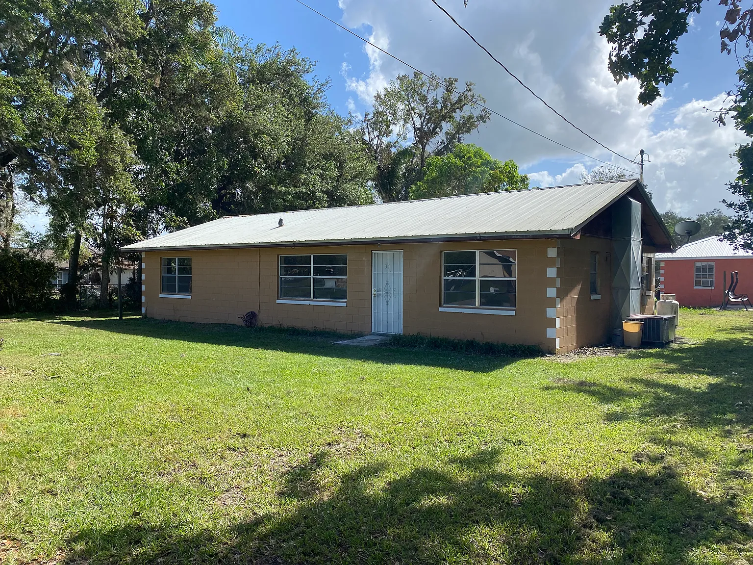 3 bed, 1.5 bath, 1350 sqft, $1,550 — Photo 1