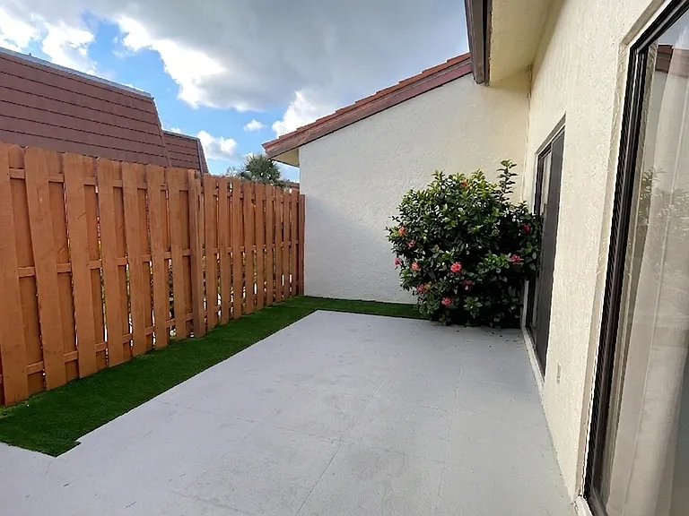 1420 Park Shore Cir #1 — Photo 31