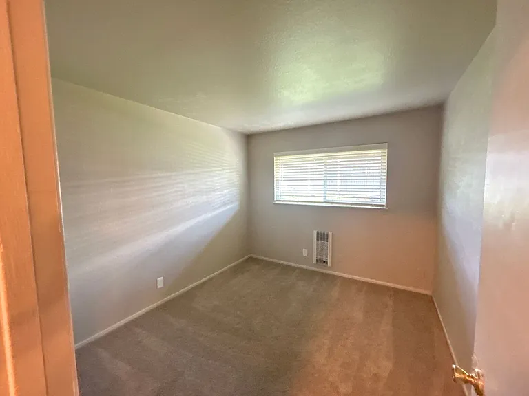 2941 Marconi — Photo 32