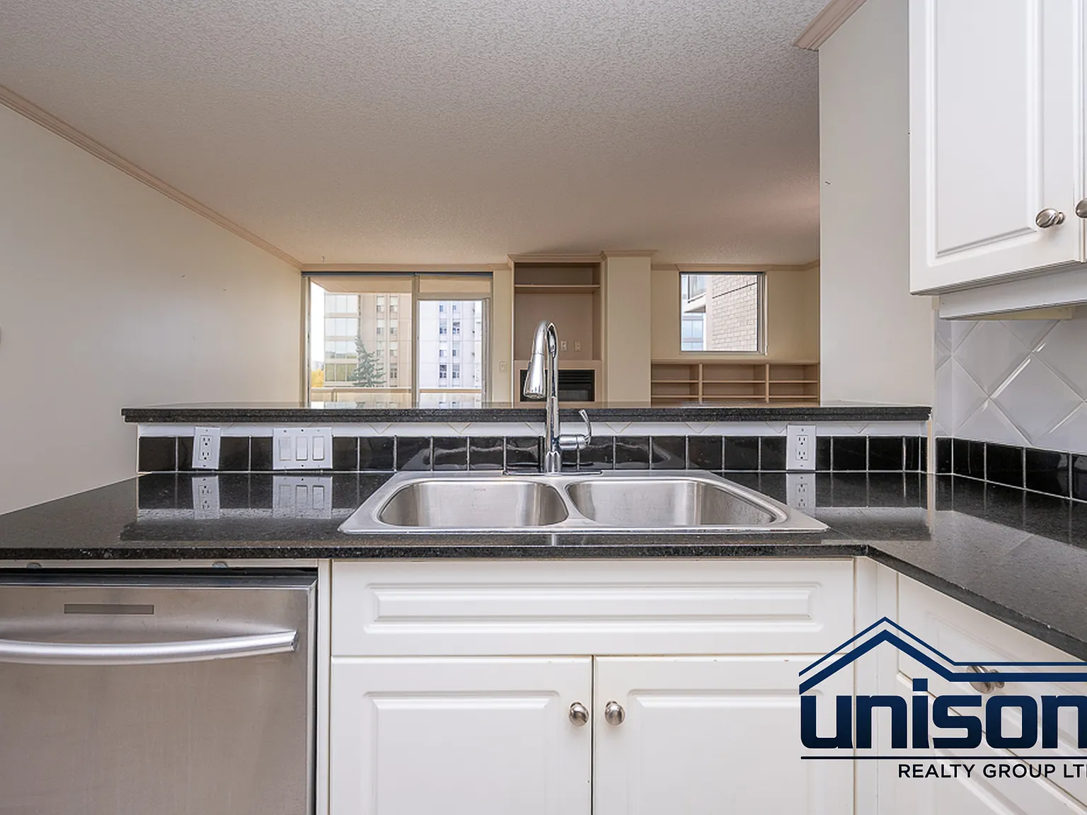 2 bed, 1001 sqft, $2,100 — Photo 3