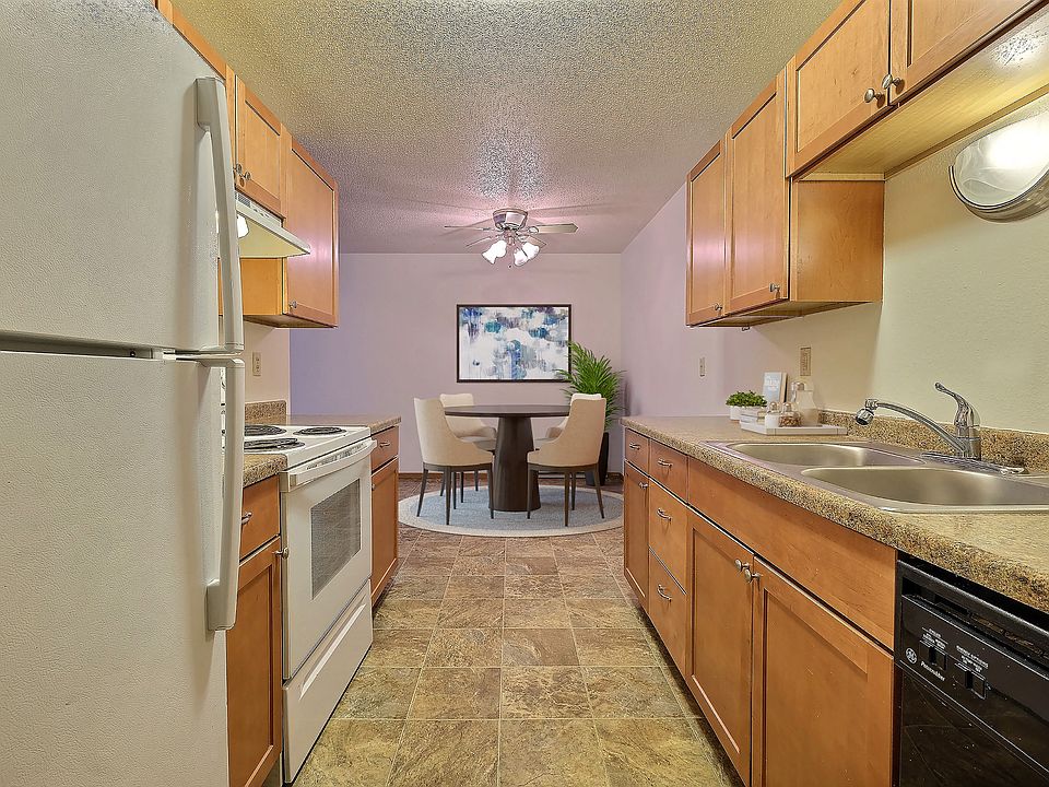 Fargo, ND Village West Apartments | Kitchen