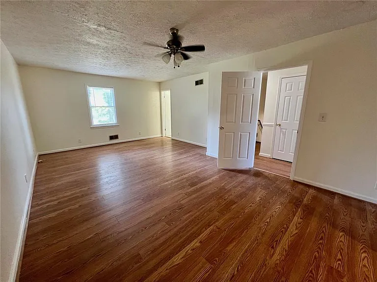 4005 Shallowford Rd — Photo 7